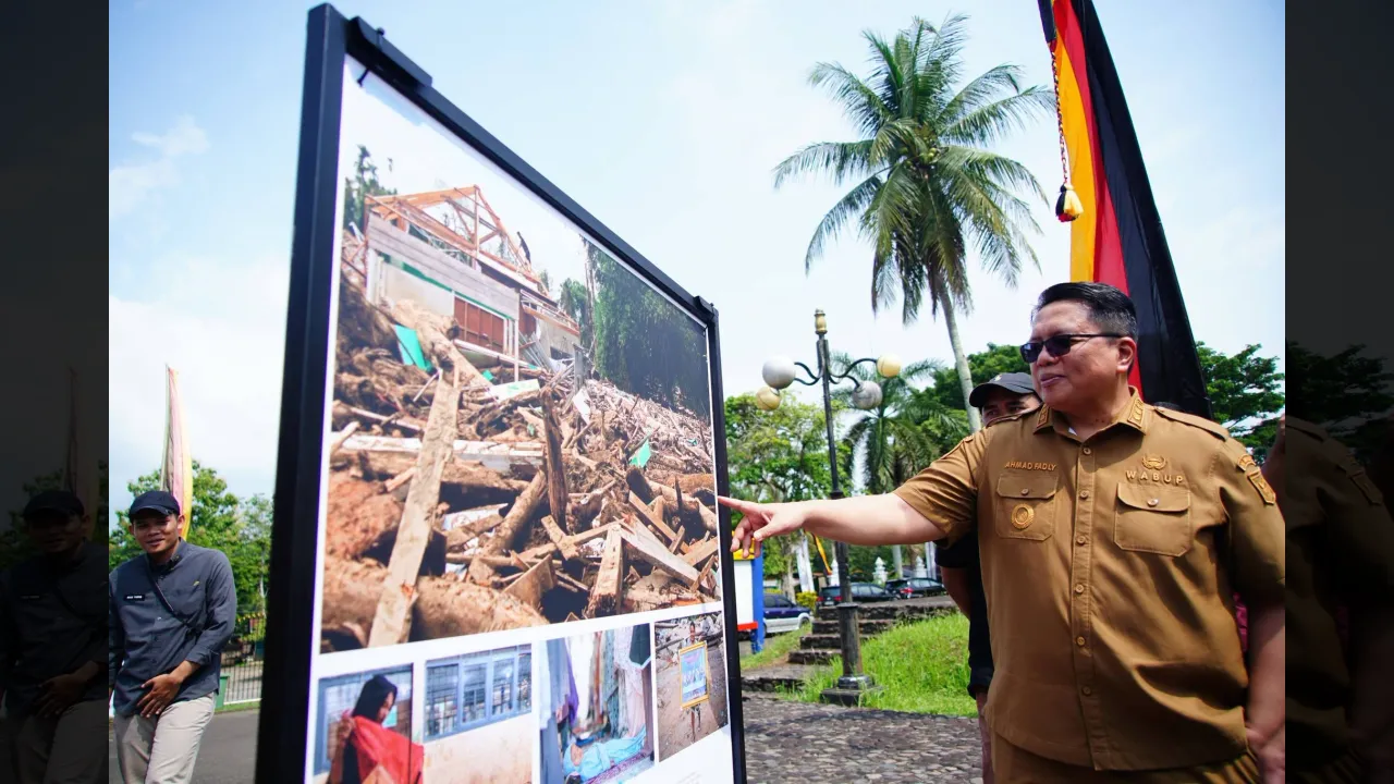 Karya jurnalistik pewarta ditampilkan dalam pameran foto Prahara Pulau Emas di Batusangkar
